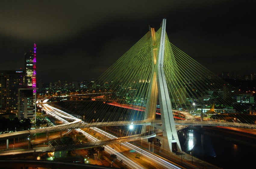 http://upload.wikimedia.org/wikipedia/commons/0/0e/Ponte_estaiada_Octavio_Frias_-_Sao_Paulo.jpg